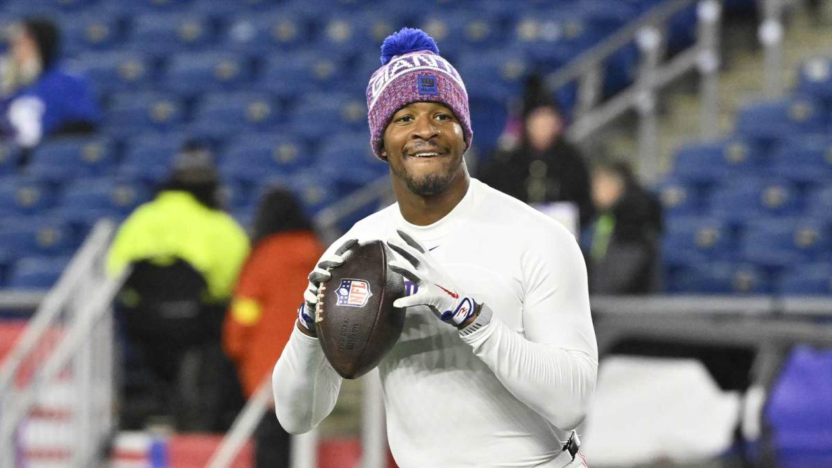 New York Giants quarterback Jameis Winston warming up before a game against the New England Patriots.