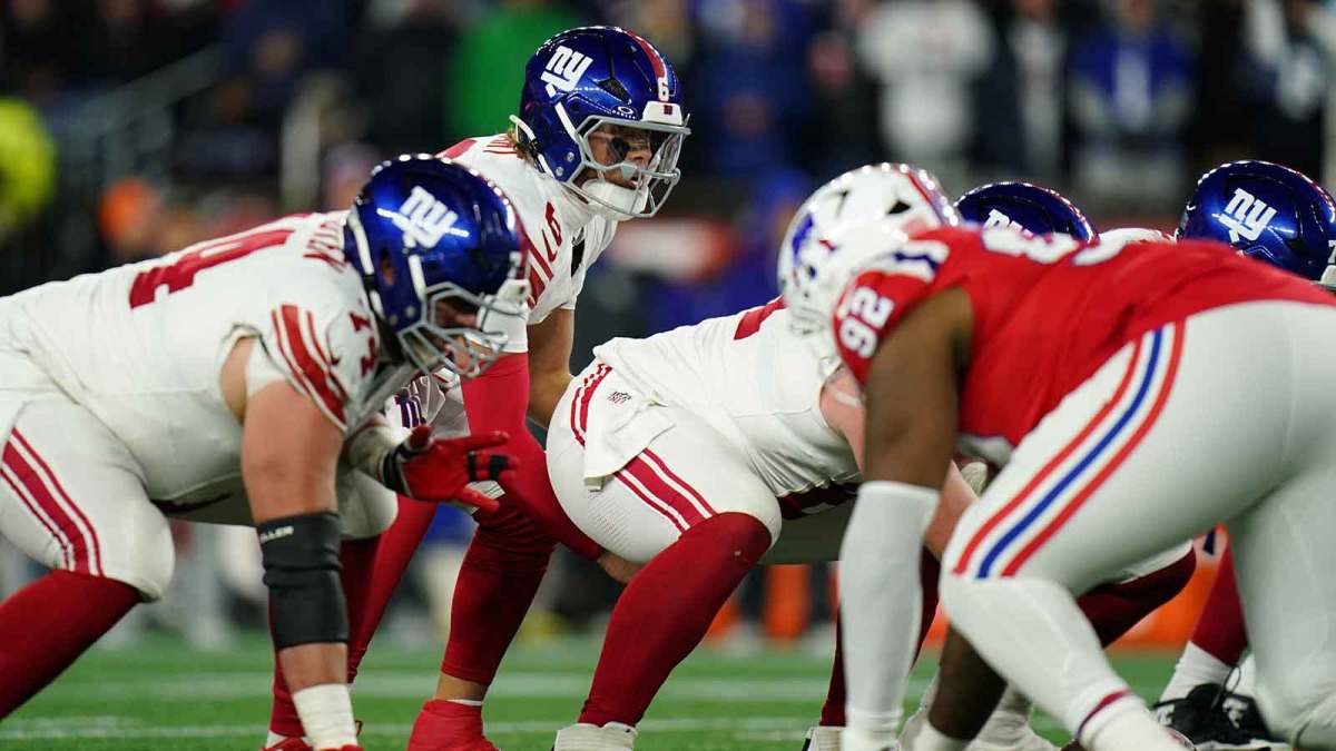 New York Giants quarterback Jaxson Dart (6) waits for the snap at the line of scrimmage in the third quarter against the New England Patriots at Gillette Stadium.