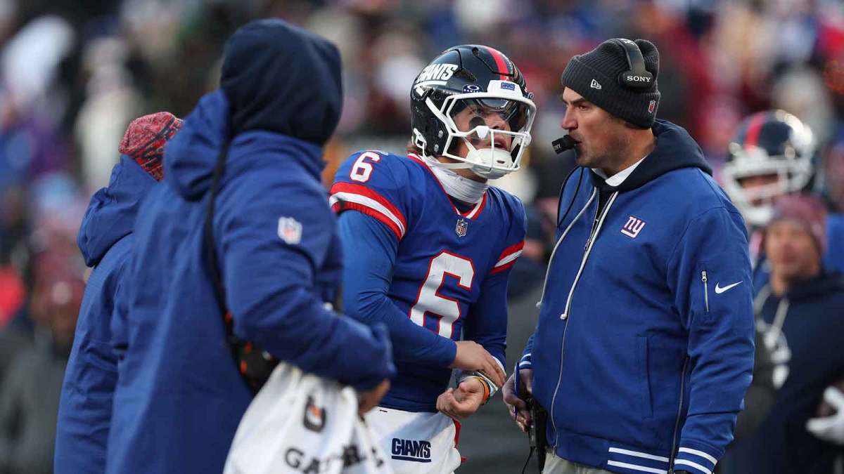 New York Giants quarterback Jaxson Dart (6) talks with interim head coach Mike Kafka during the fourth quarter against the Washington Commanders at MetLife Stadium.