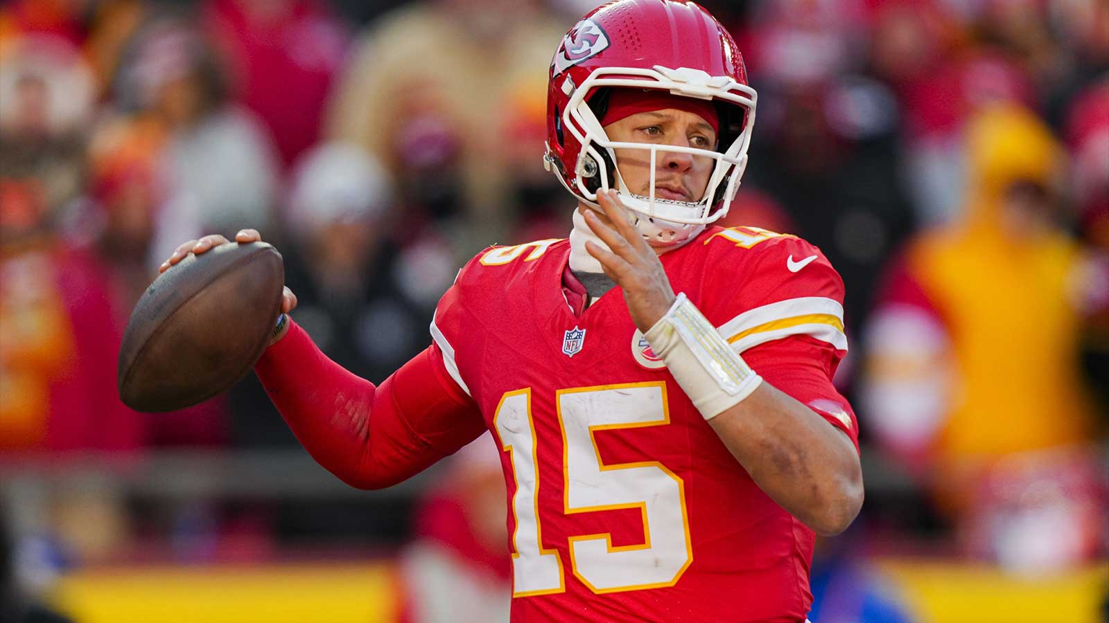 Patrick Mahomes gifts offensive linemen luxury holiday presents following ACL injury