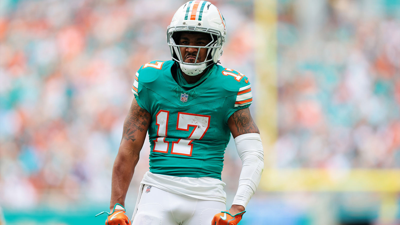 Dolphins fans done with Jaylen Waddle after he leaves Buccaneers game with injury