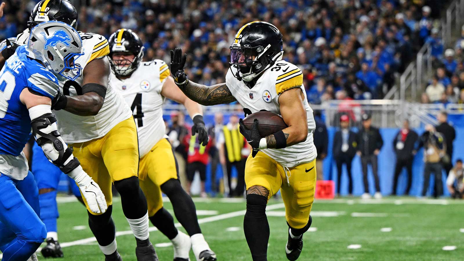 Pittsburgh Steelers running back Jaylen Warren (30) runs the ball during the third quarter against the Detroit Lions at Ford Field.