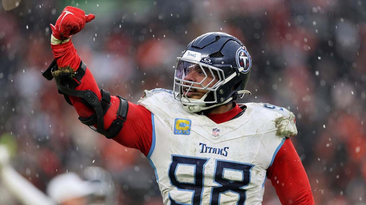 Tennessee Titans defensive tackle Jeffery Simmons (98) reacts after sacking Cleveland Browns quarterback Shedeur Sanders (not pictured) during the fourth quarter at Huntington Bank Field