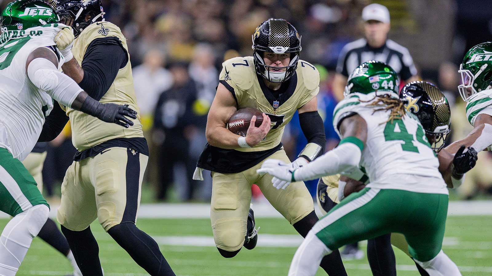 New Orleans Saints tight end Taysom Hill (7) runs against New York Jets linebacker Jamien Sherwood (44) during the first half at Caesars Superdome.