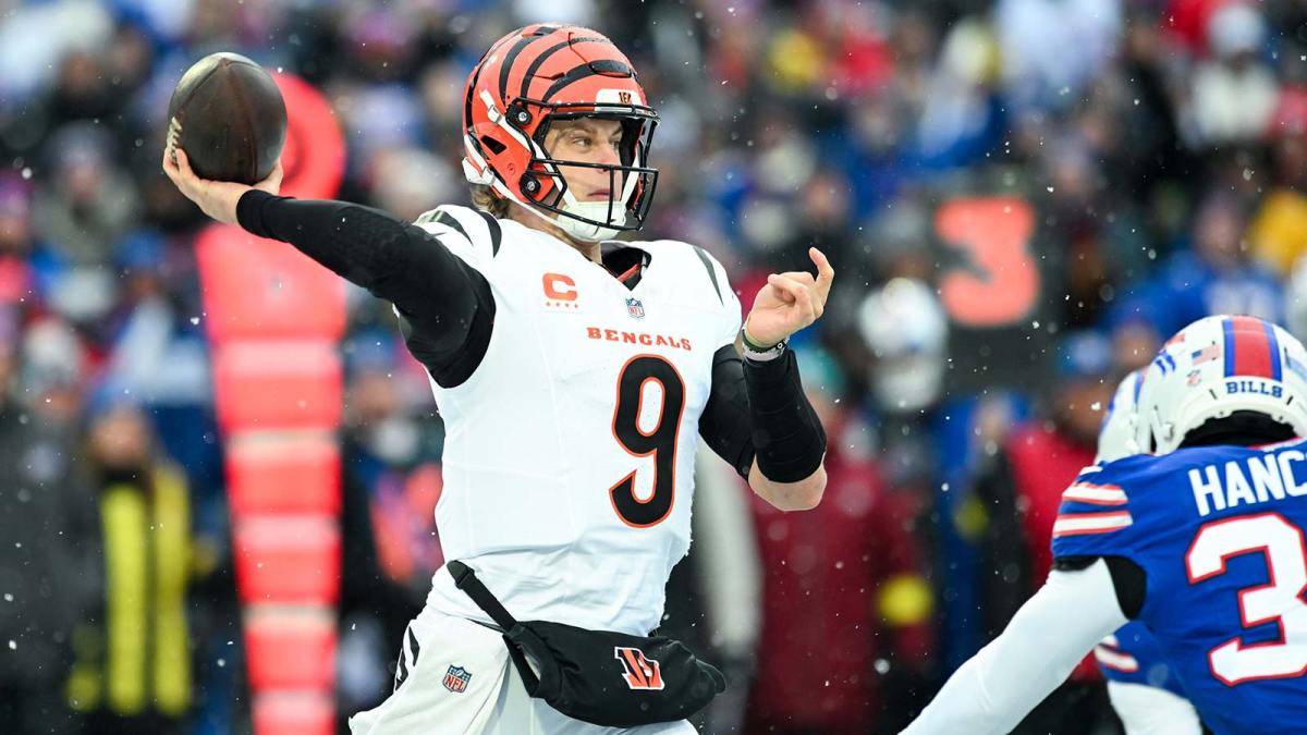 Cincinnati Bengals quarterback Joe Burrow (9) throws in the third quarter against the Buffalo Bills at Highmark Stadium.