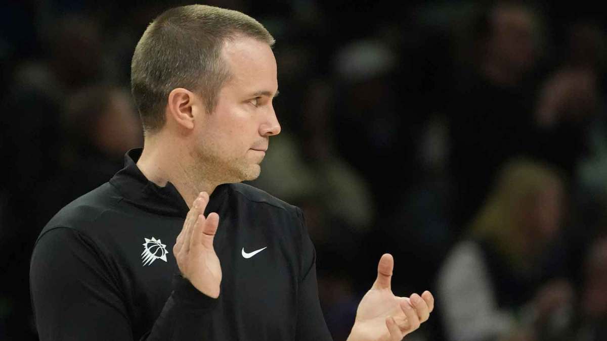 Phoenix Suns head coach Jordan Ott claps for his team as they play the Minnesota Timberwolves in the third quarter at Target Center