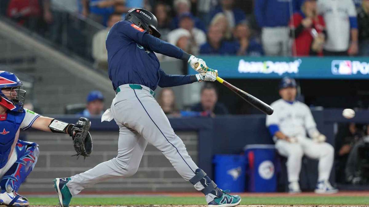 Seattle Mariners second baseman Jorge Polanco (7) singles in the third inning against the Toronto Blue Jays during game seven of the ALCS round for the 2025 MLB playoffs at Rogers Centre.