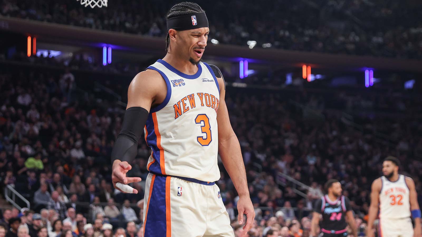 Knicks’ Josh Hart exits Christmas game vs. Cavs with injury scare