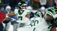 New York Jets quarterback Justin Fields (7) looks on before the game against the Baltimore Ravens at M&T Bank Stadium.