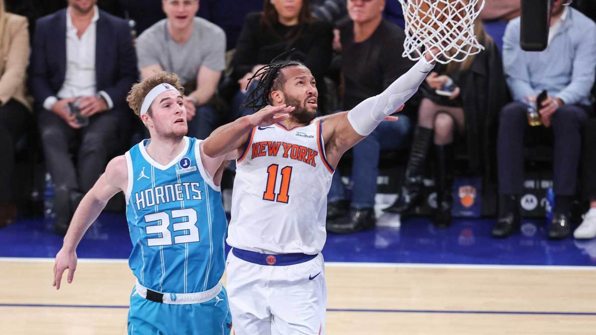 New York Knicks guard Jalen Brunson (11) drives past Charlotte Hornets guard Liam McNeeley (33) in the fourth quarter at Madison Square Garden.