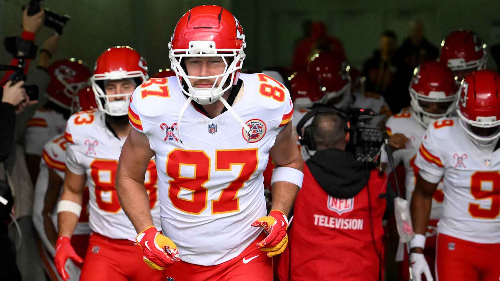 Kansas City Chiefs tight end Travis Kelce (87) takes the field before a game against the Tennessee Titans