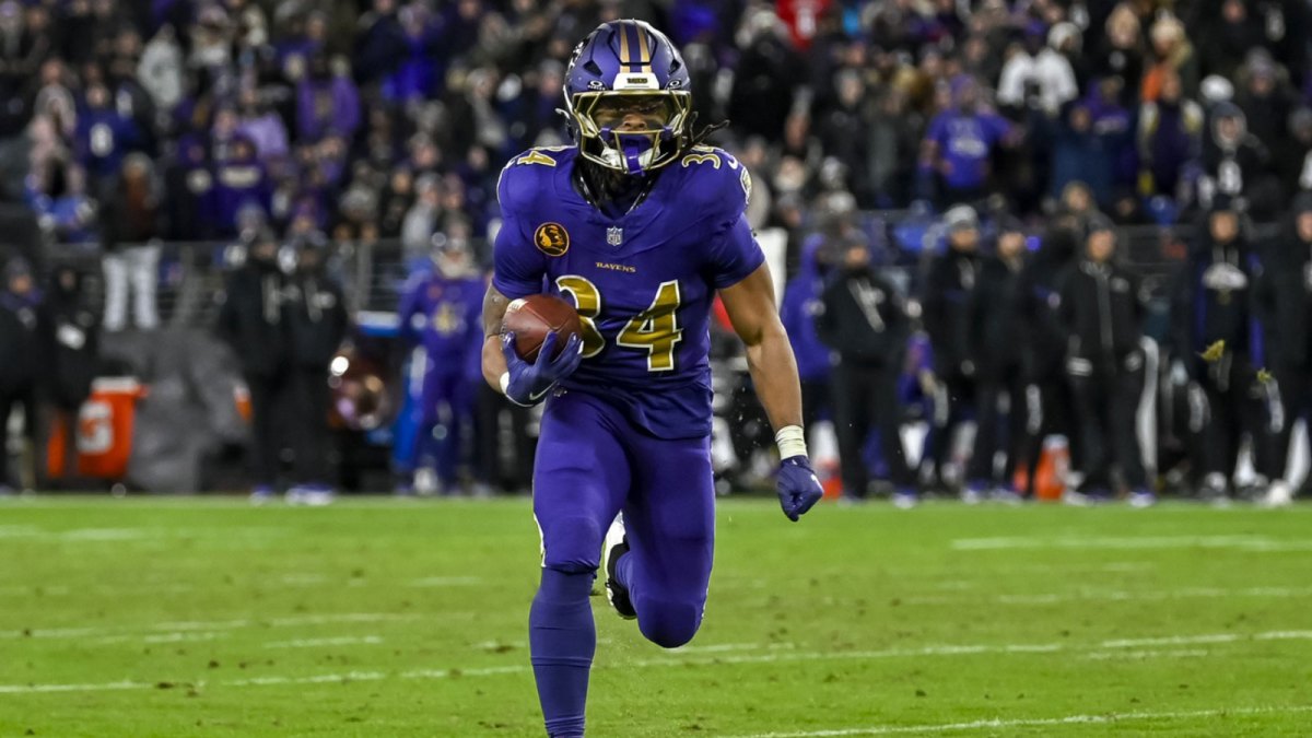 Baltimore Ravens running back Keaton Mitchell (34) rushes during the game against the Cincinnati Bengals at M&T Bank Stadium.