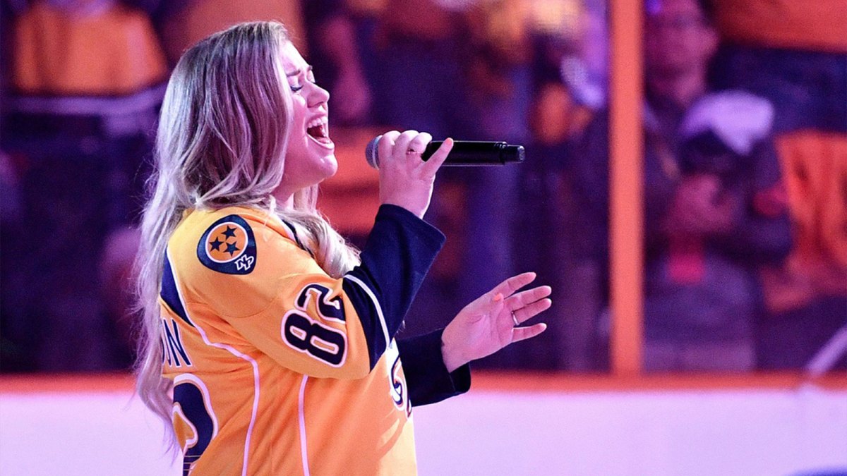 Kelly Clarkson performing in 2017.