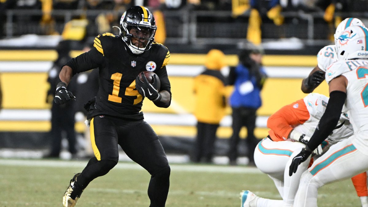 Pittsburgh Steelers running back Kenneth Gainwell (14) runs during the third quarter against the Miami Dolphins at Acrisure Stadium.