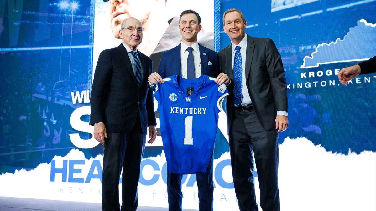 Kentucky Wildcats head football coach Will Stein poses for a photo with University of Kentucky President Dr. Eli Capilouto (left) and athletic director Mitch Barnhart (right) after his press conference at Nutter Field House.