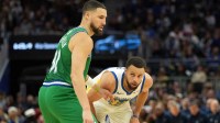 Dallas Mavericks guard Klay Thompson (left) defends against Golden State Warriors guard Stephen Curry (right) during the fourth quarter at Chase Center.