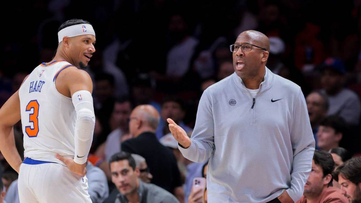 New York Knicks head coach Mike Brown reacts after a technical foul against New York Knicks guard Josh Hart (3) during the third quarter against the Miami Heat at Kaseya Center.