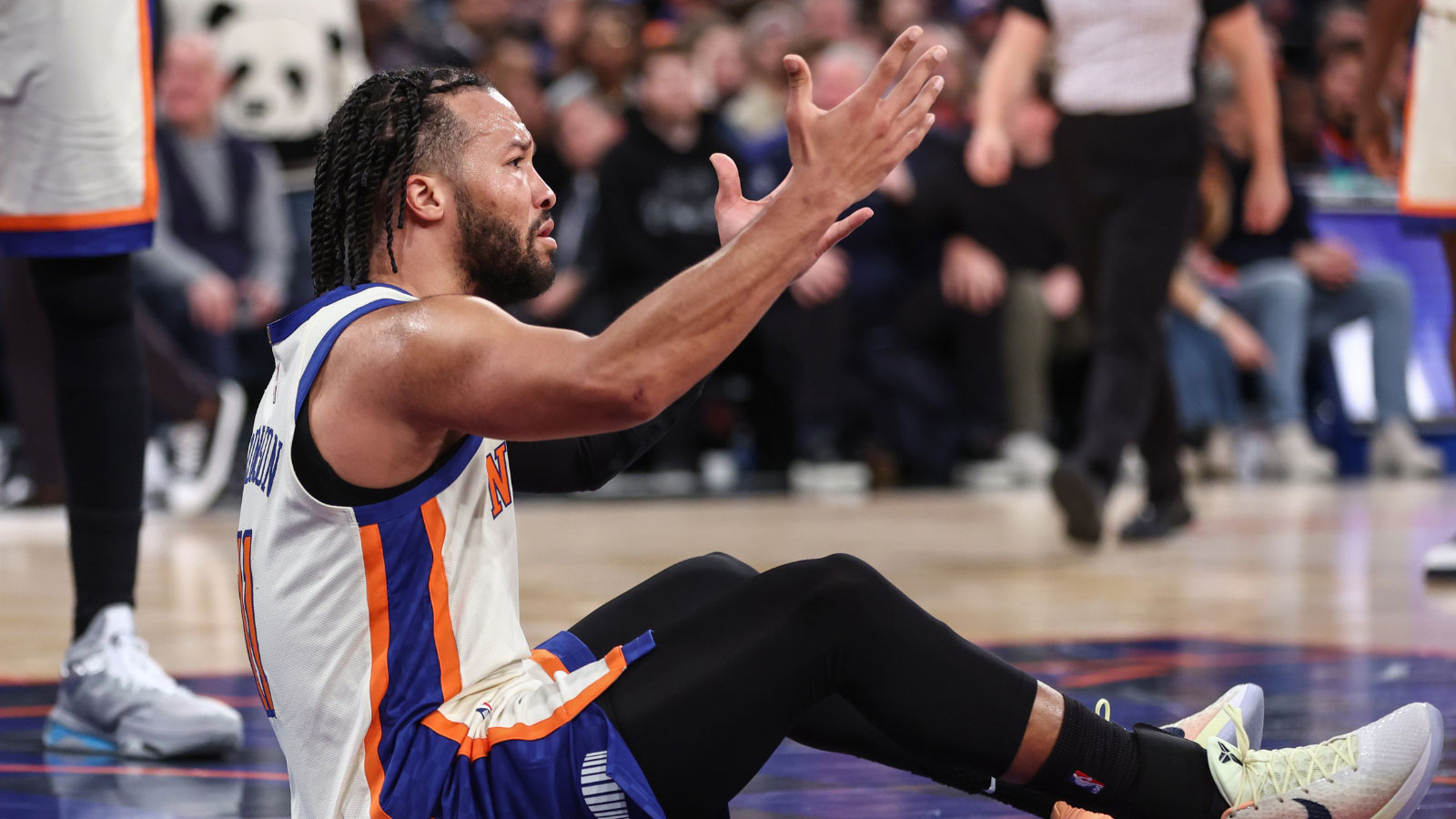 Knicks’ Jalen Brunson feeling holiday spirit by surprising biggest fan in adorable moment