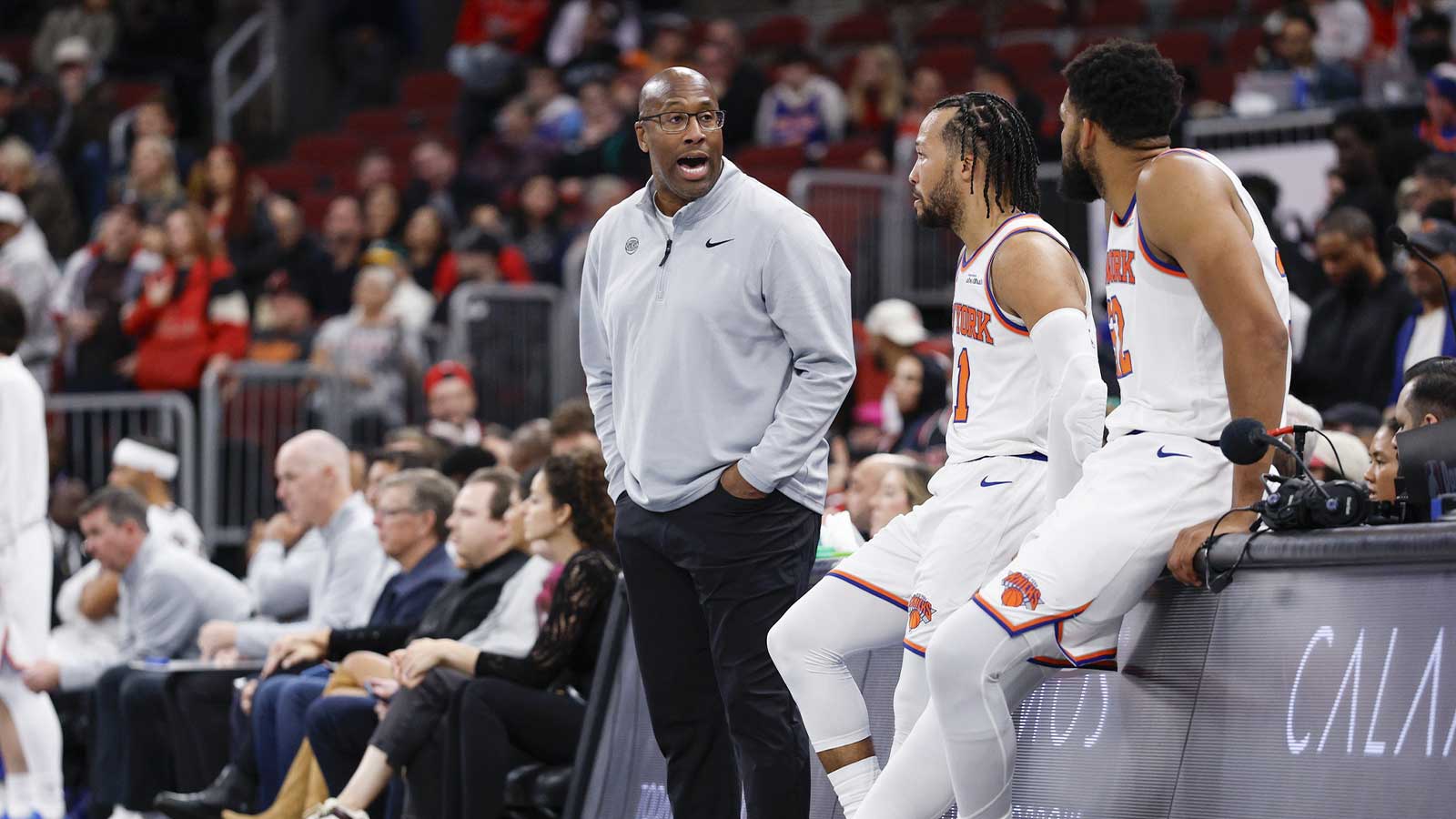 Knicks head coach Mike Brown talks with guard Jalen Brunson (11) and center Karl-Anthony Towns (32) during the second half of an NBA game against the Chicago Bulls at United Center