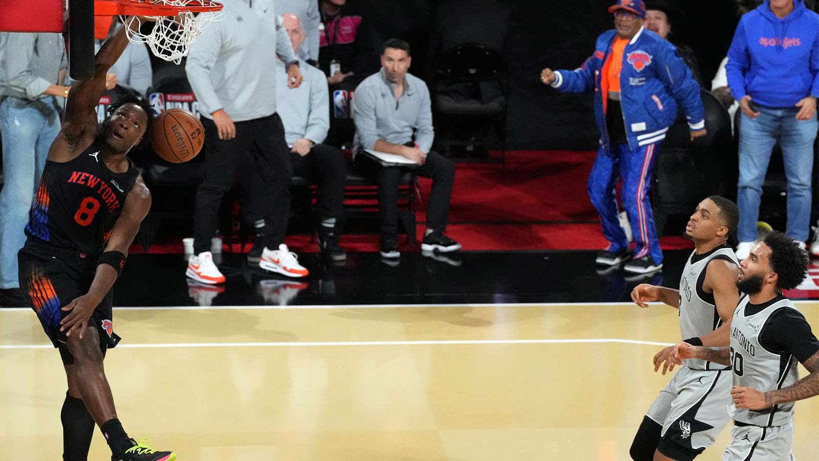 Knicks forward Og Anunoby (8) dunks the ball against the San Antonio Spurs in the second half during the Emirates NBA Cup Final at T-Mobile Arena