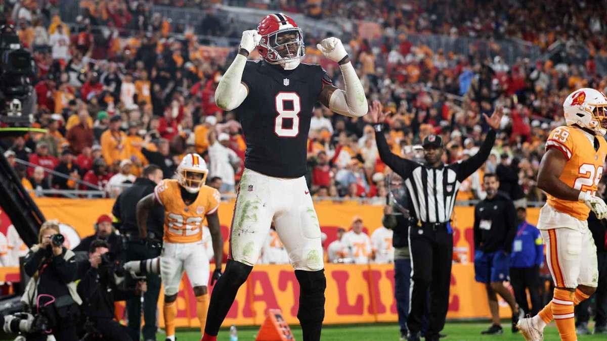 Atlanta Falcons tight end Kyle Pitts Sr. (8) reacts after catching his second touchdown pass of the game against the Tampa Bay Buccaneers during the second quarter at Raymond James Stadium.