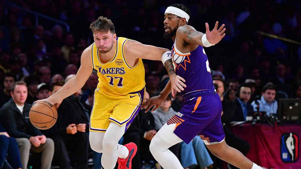 Lakers guard Luka Doncic (77) moves the ball