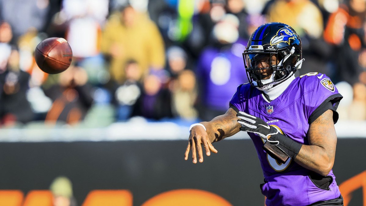 Baltimore Ravens quarterback Lamar Jackson (8) throws a pass against the Cincinnati Bengals in the first half at Paycor Stadium.