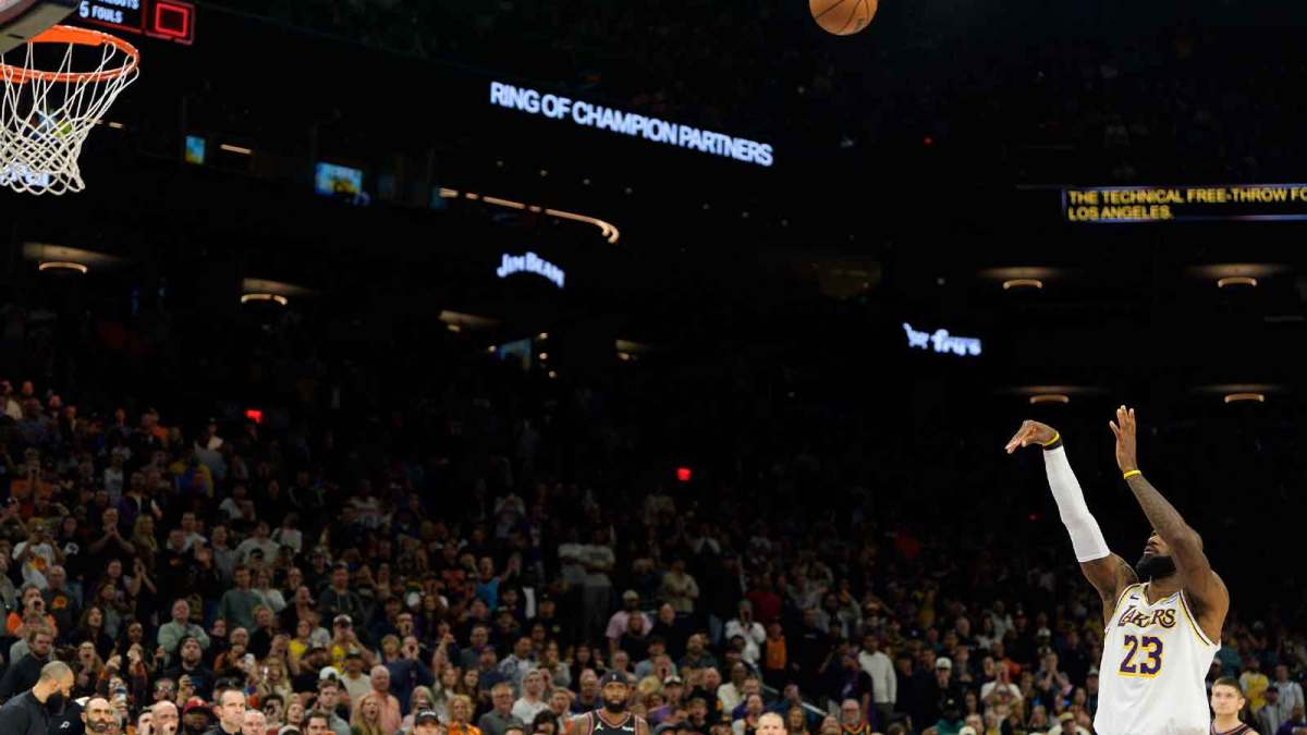 Los Angeles Lakers forward LeBron James (23) shoots a technical freethrow during the second half of play against the Phoenix Suns at Mortgage Matchup Center.