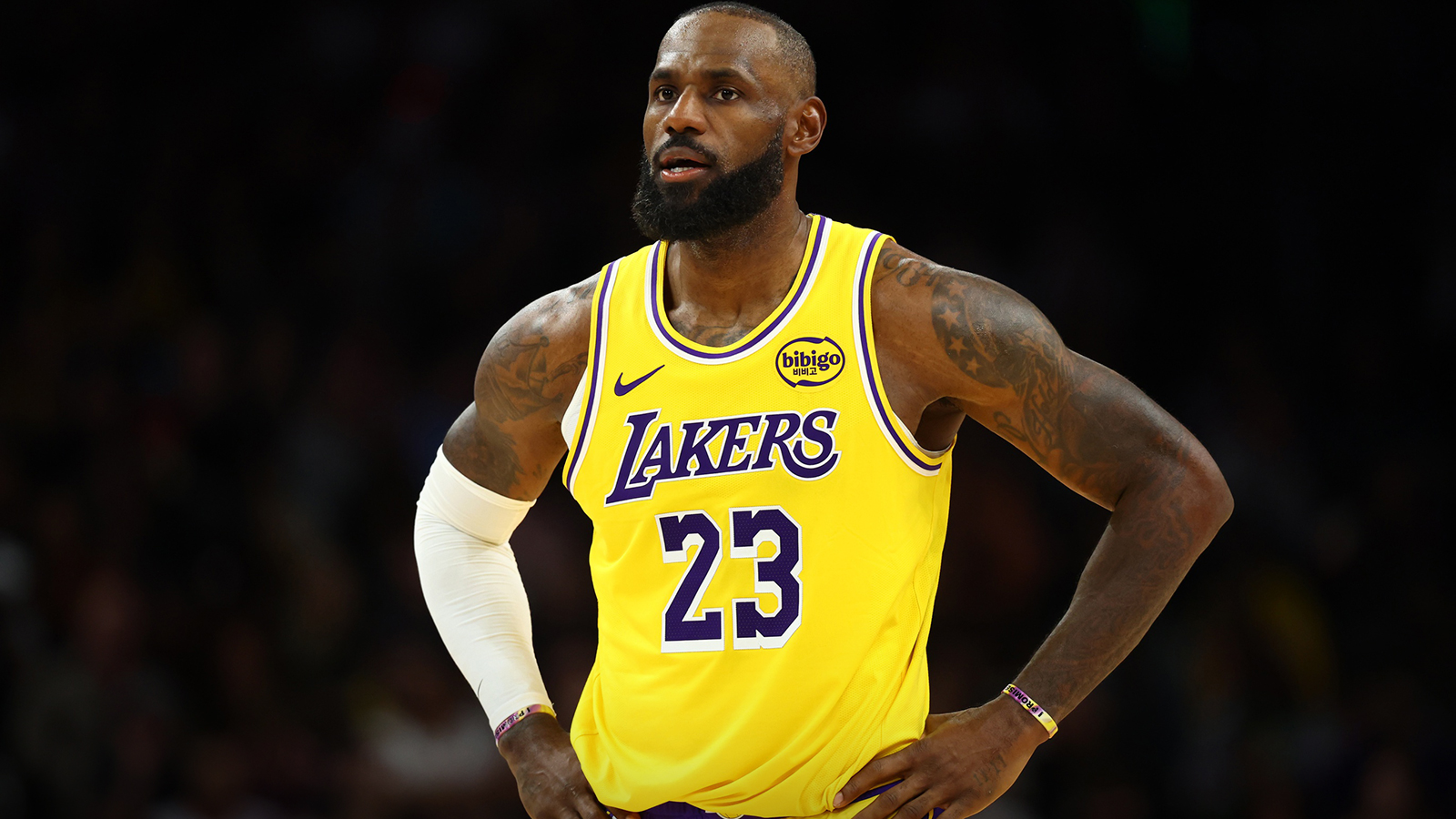  Los Angeles Lakers forward LeBron James (23) against the Phoenix Suns at Mortgage Matchup Center. 