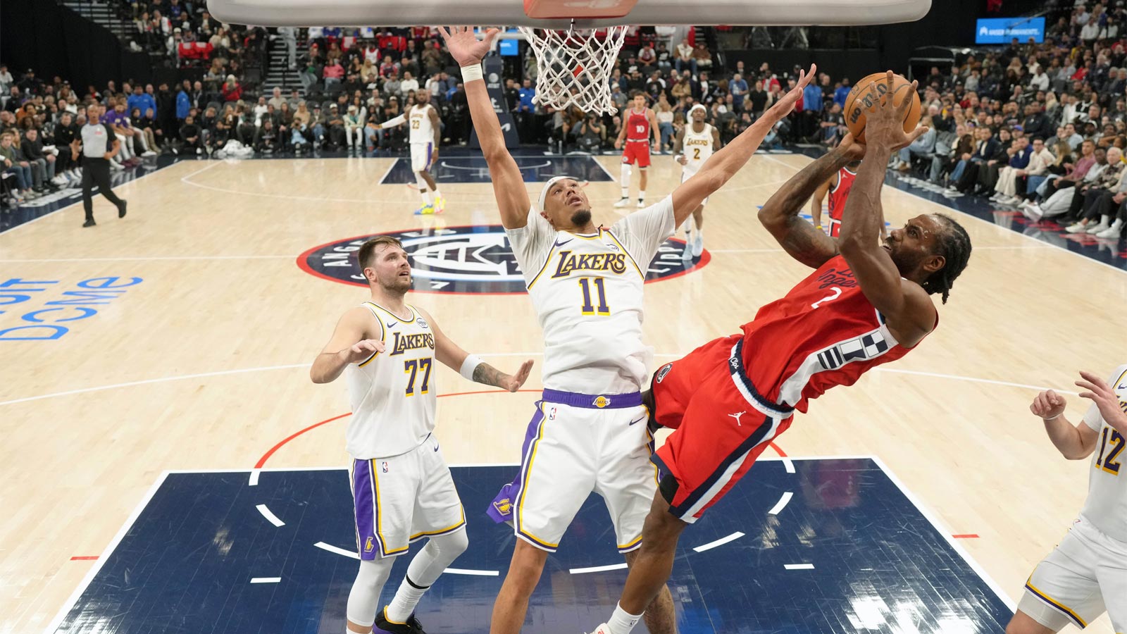 Clippers’ Kawhi Leonard blinded by reporter’s camera light – ‘You shooting a movie?’