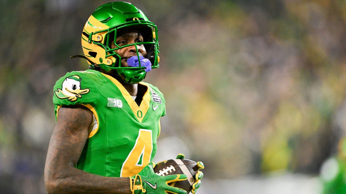 regon Ducks wide receiver Malik Benson (4) celebrates after scoring a touchdown during the third quarter against the James Madison Dukes at Autzen Stadium.