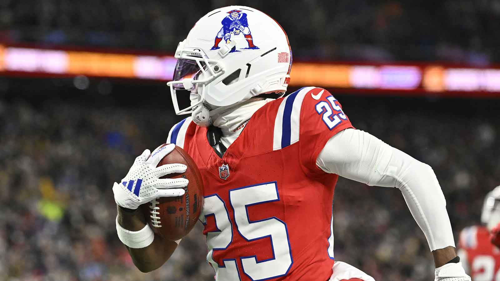 New England Patriots cornerback Marcus Jones (25) returns a punt for a touchdown during the first quarter against the New York Giants at Gillette Stadium.