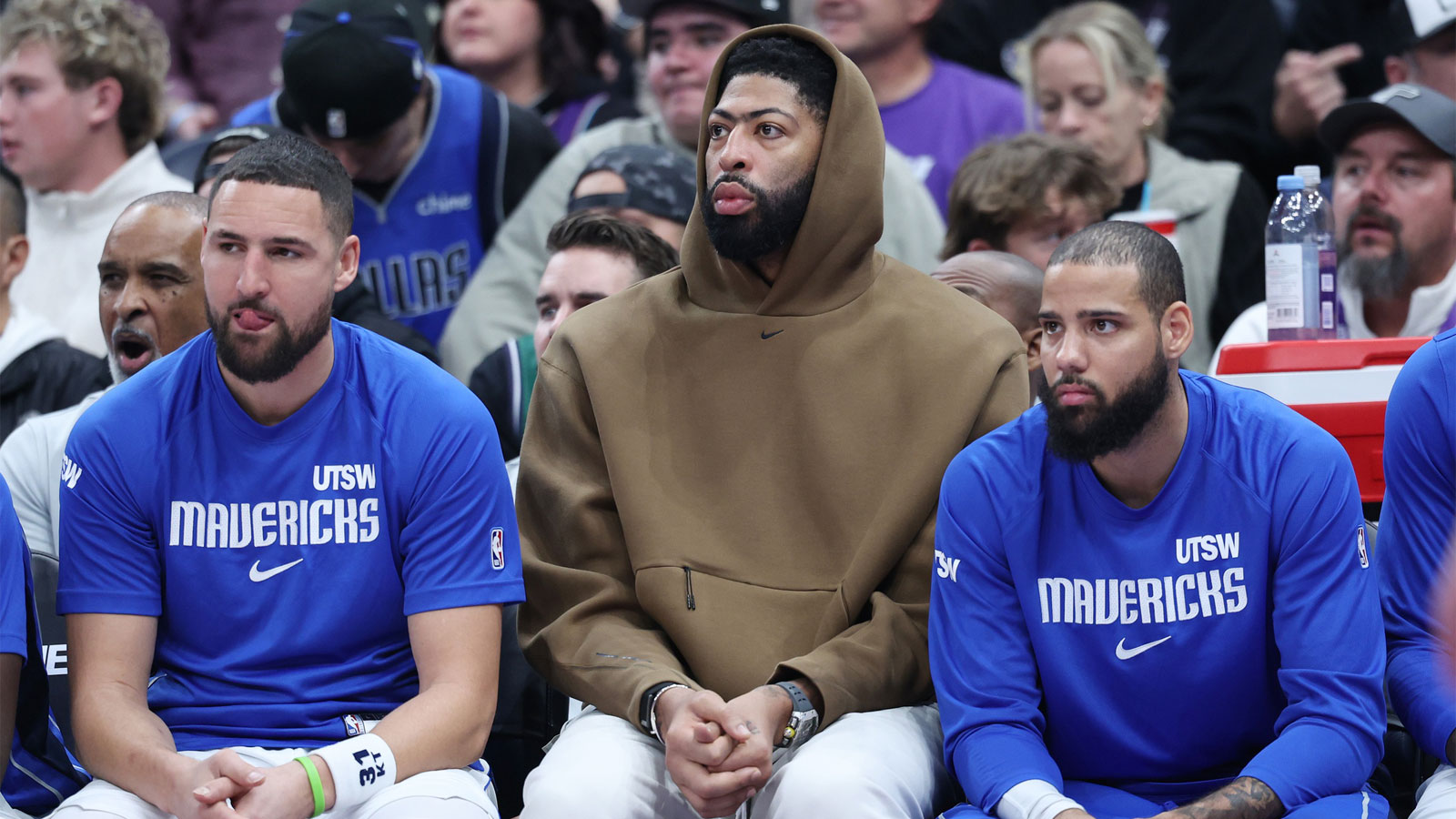 Are Anthony Davis, Klay Thompson playing tonight? Mavericks vs. 76ers injury report