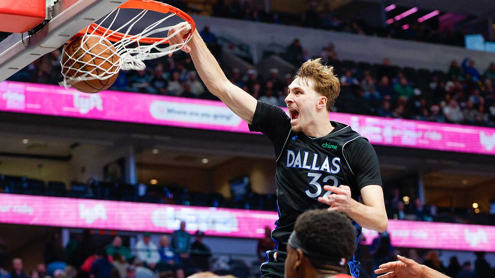 Mavericks’ Cooper Flagg monster slam dunk has American Airlines Center going wild