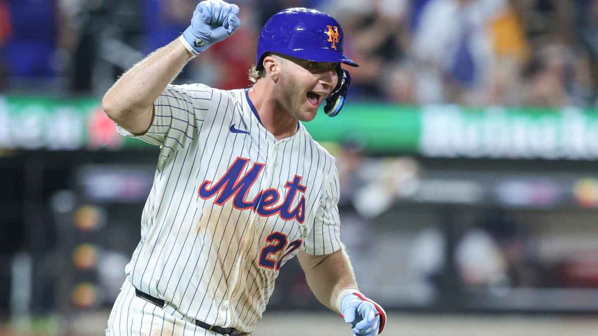 New York Mets first baseman Pete Alonso (20) runs after hitting a solo home run in the sixth inning against the Atlanta Braves at Citi Field.