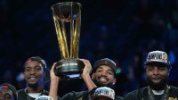 New York Knicks center Karl-Anthony Towns (32) and teammates react after winning the Emirates NBA Cup Final at T-Mobile Arena.
