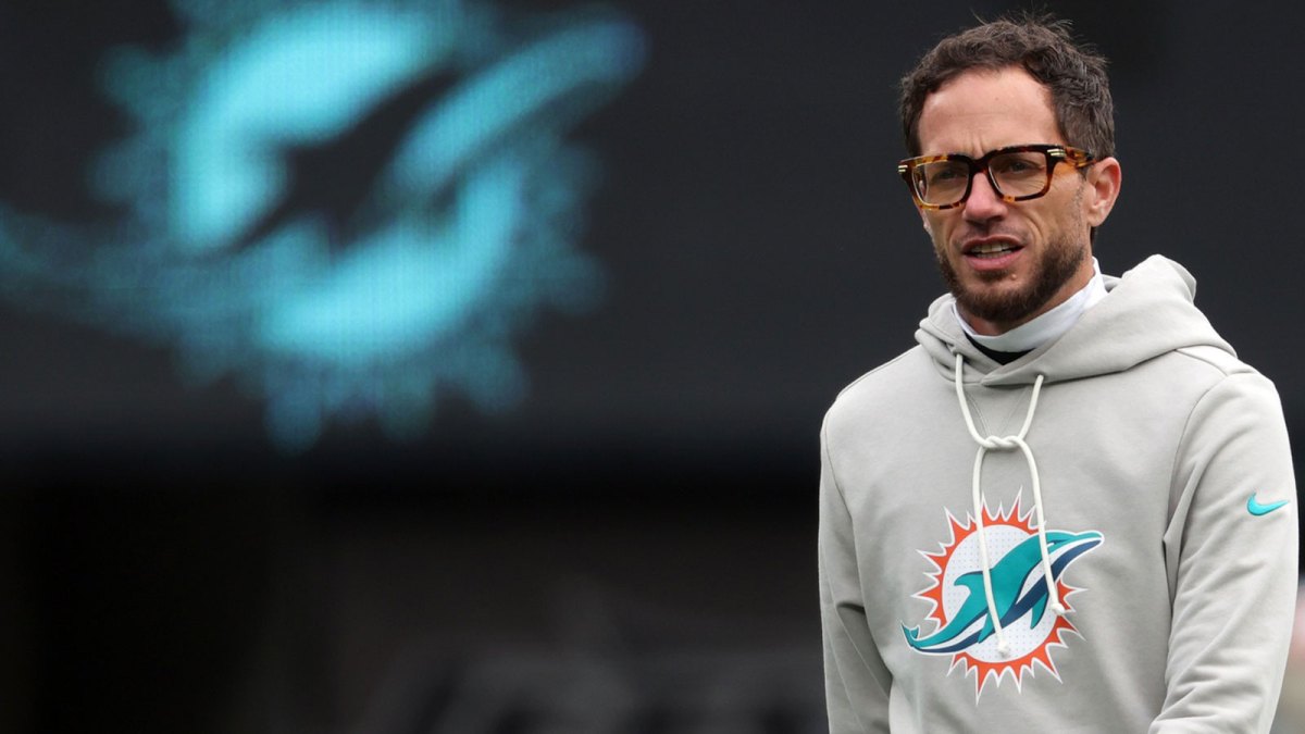 Miami Dolphins head coach Mike McDaniel looks on during warmups before the game between the Miami Dolphins and New York Jets at MetLife Stadium.