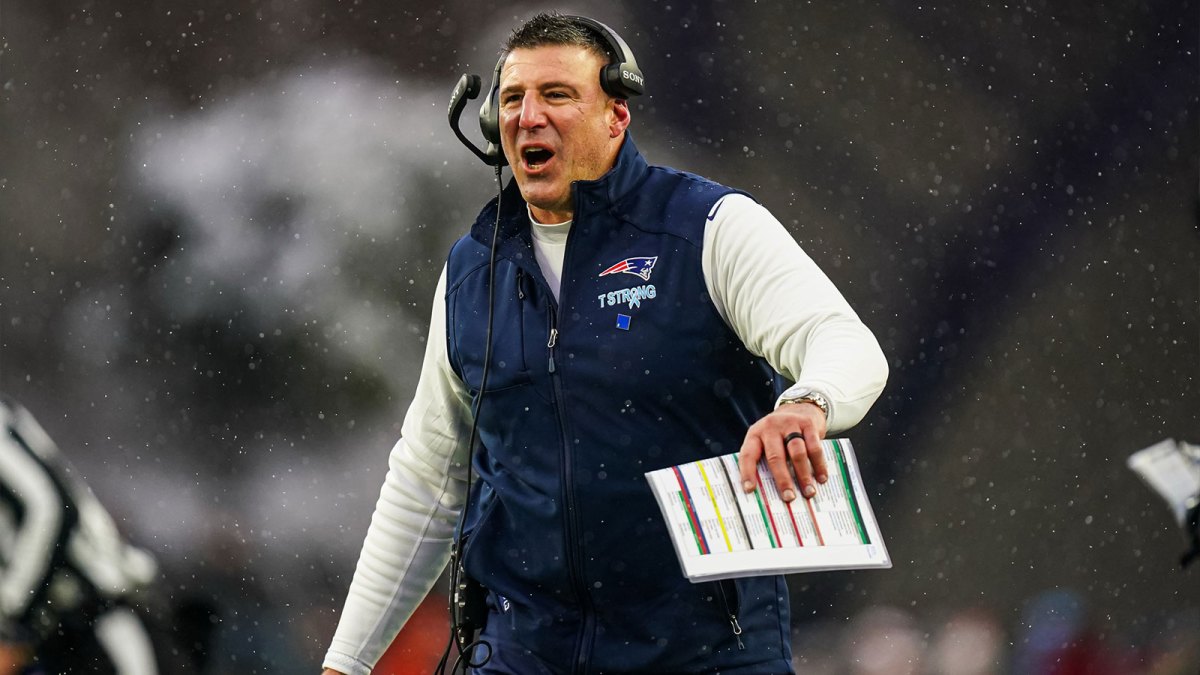 New England Patriots head coach Mike Vrabel reacts from the sideline as they take on the Buffalo Bills at Gillette Stadium.
