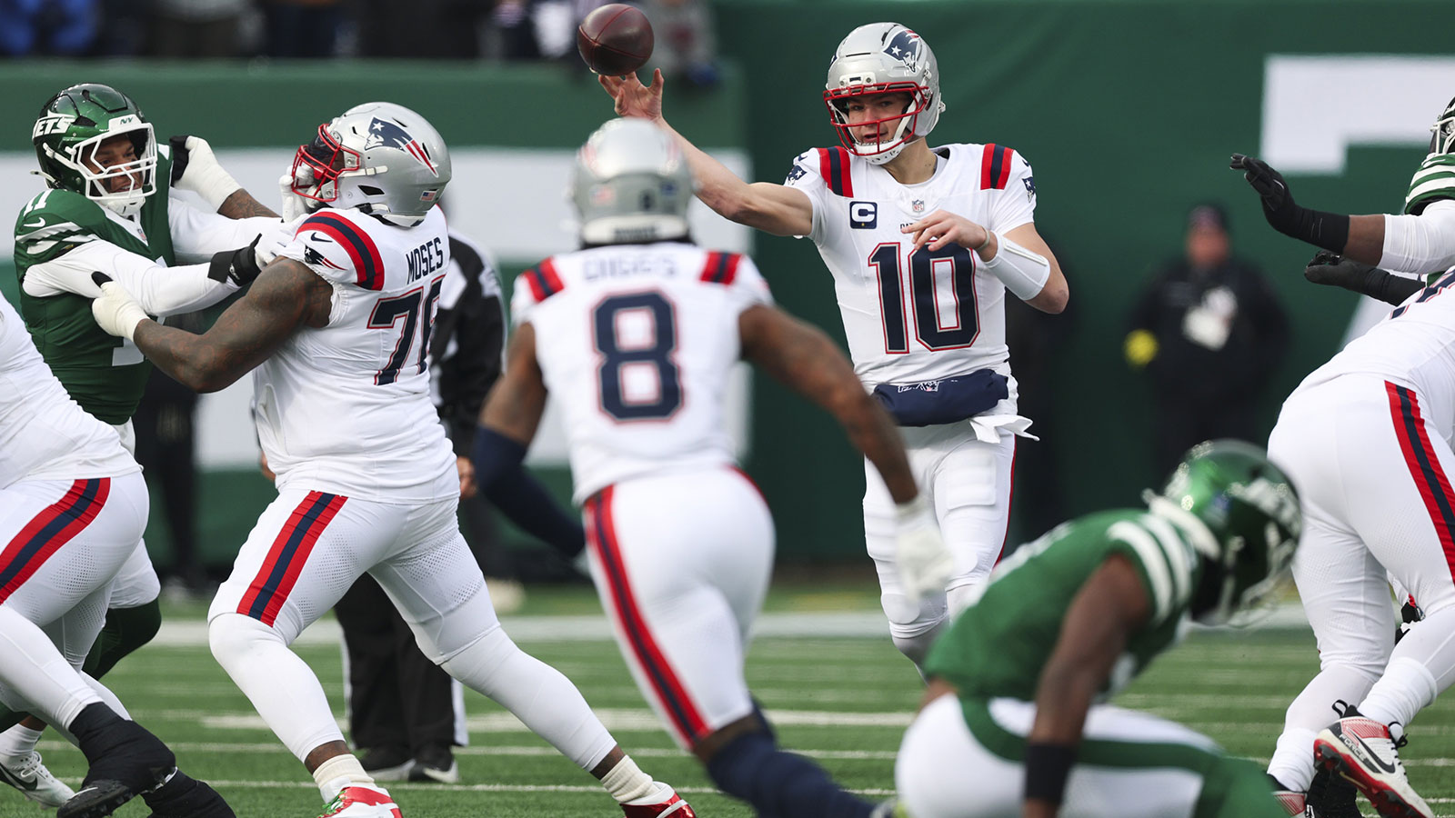 New England Patriots quarterback Drake Maye (10) passes against the New York Jets during the first quarter of the game at MetLife Stadium.