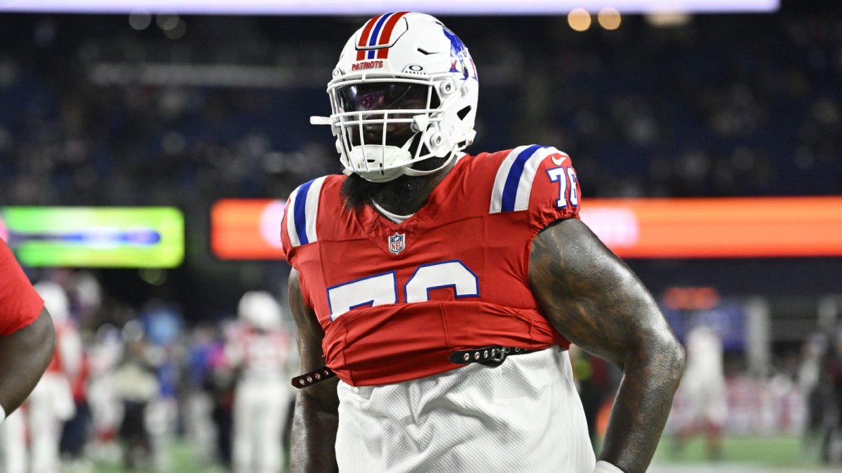 New England Patriots offensive tackle Morgan Moses (76) warms up prior to the game against the New York Giants at Gillette Stadium.