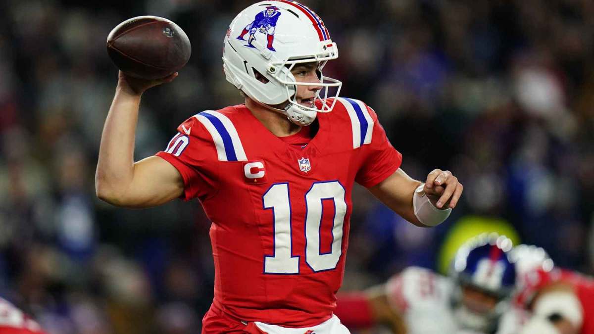 New England Patriots quarterback Drake Maye (10) passes the ball during the fourth quarter against the New England Patriots at Gillette Stadium.