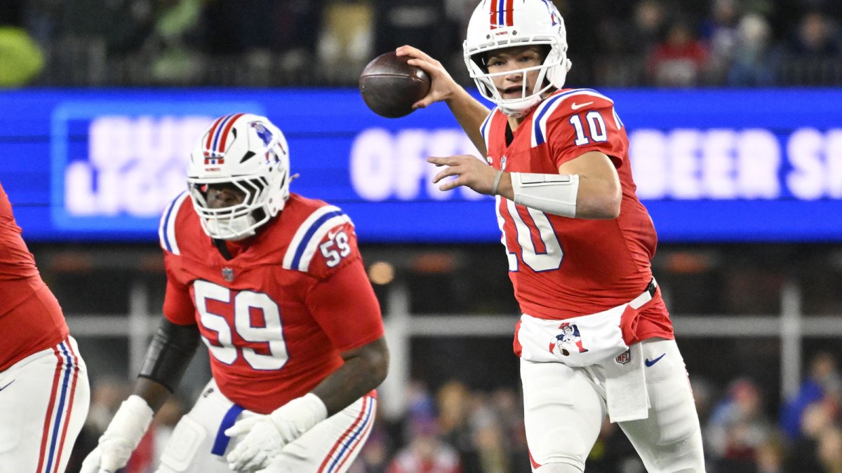 New England Patriots quarterback Drake Maye (10) throws a pass during the second quarter against the New York Giants at Gillette Stadium.