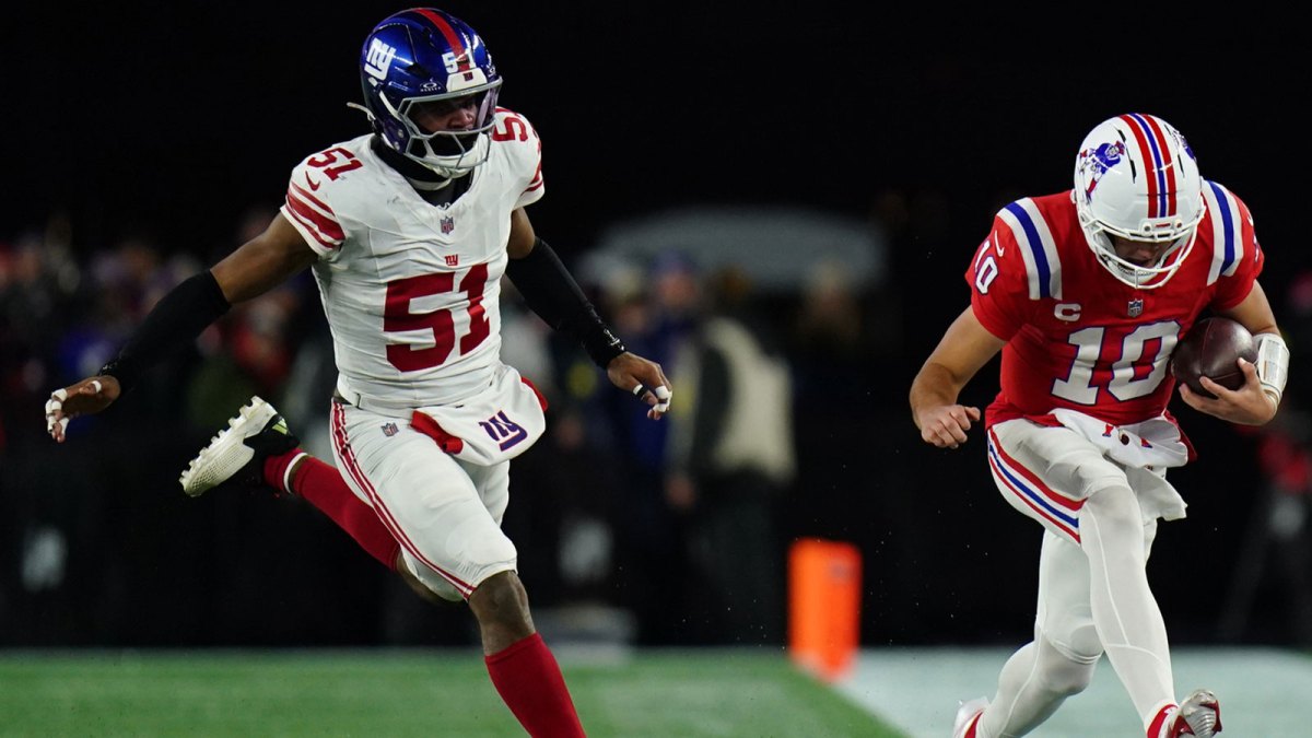 New England Patriots quarterback Drake Maye (10) runs the ball against New York Giants linebacker Abdul Carter (51) during the third quarter at Gillette Stadium.