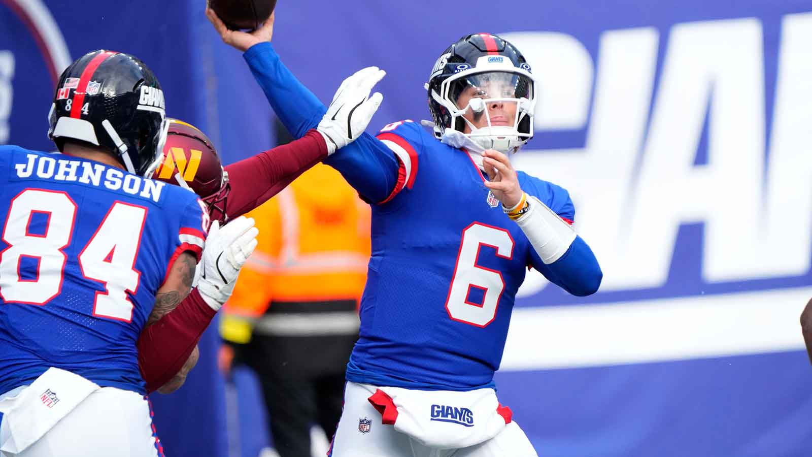 New York Giants quarterback Jaxson Dart (6) throws a pass through strong Washington defense