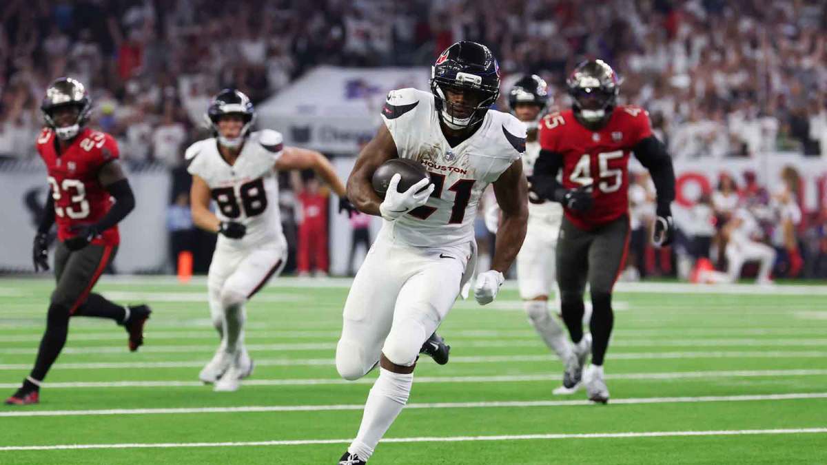 Houston Texans running back Nick Chubb (21) rushes the ball for a touchdown during the fourth quarter against the Tampa Bay Buccaneers at NRG Stadium.