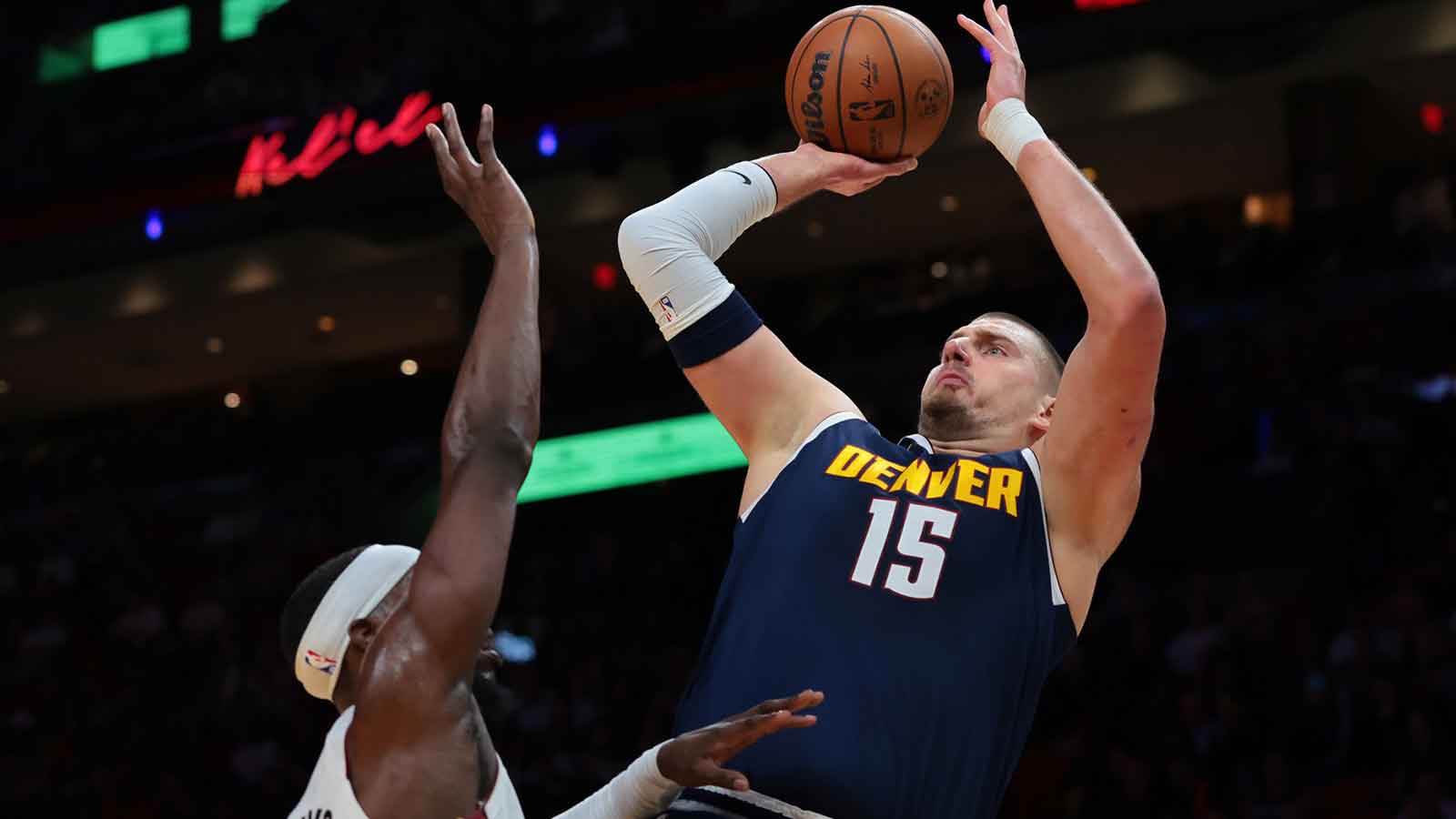 Nuggets’ Nikola Jokic just barely slams it home for alley-oop dunk vs. Heat