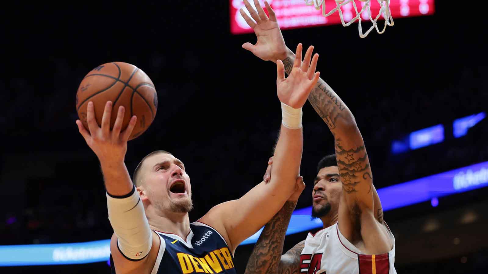 Nuggets’ Nikola Jokic exits Heat game with apparent leg injury