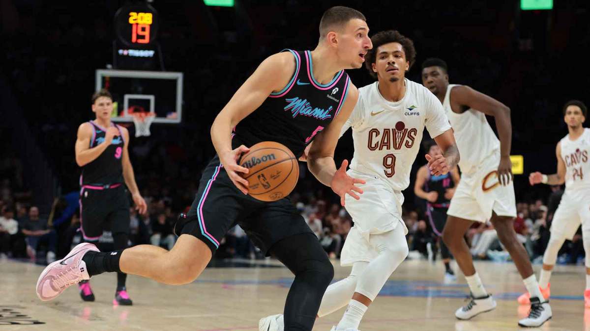 Miami Heat forward Nikola Jovic (5) drives to the basket against Cleveland Cavaliers during the third quarter at Kaseya Center.