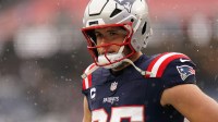 New England Patriots tight end Hunter Henry (85) warms up before the start of the game against the Buffalo Bills at Gillette Stadium.