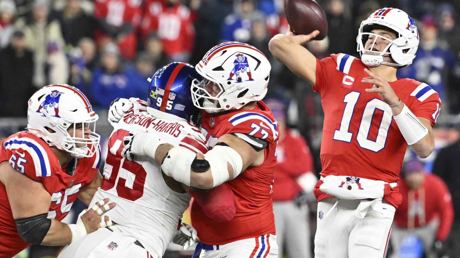 New England Patriots quarterback Drake Maye (10) throws a pass during the first quarter against the New York Giants at Gillette Stadium.